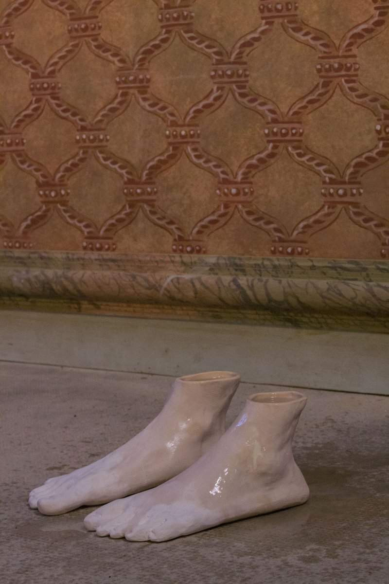 Une paire de pieds de porcelaine précuite